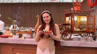 Selebgram 27 tahun ini juga sempat membagikan potret makan di sebuah restoran hotel. Sarah berpose di depan stall sushi yang lezat. Foto: Instagram/@sarahgibson21