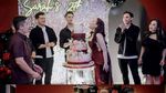 Potret Seru Sarah Gibson Kulineran Bareng Suami dan Awkarin