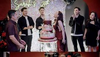 Momen ulang tahun pada April 2026 lalu juga mencuri perhatian. Tampak meriah dengan dekorasi pesta dominasi warna merah dan hitam, ada juga kue ulang tahun cantik empat tingkat. Foto: Instagram/@sarahgibson21