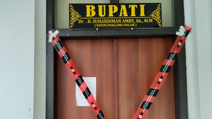 Ruang Bupati Kuansing dan sejumlah ruangan lain disegel