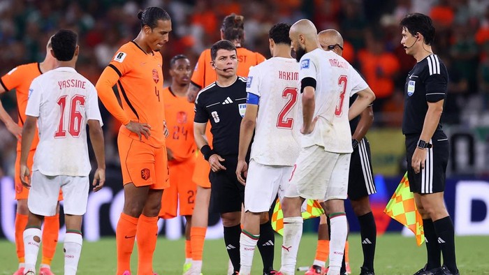 Soccer Football - FIFA World Cup 2026 - Round of 32 - Netherlands v Morocco - Estadio Monterrey, Monterrey, Mexico - June 29, 2026 Captains Netherlands Virgil van Dijk and Moroccos Achraf Hakimi with the match official before the penalty shootout REUTERS/Eloisa Sanchez