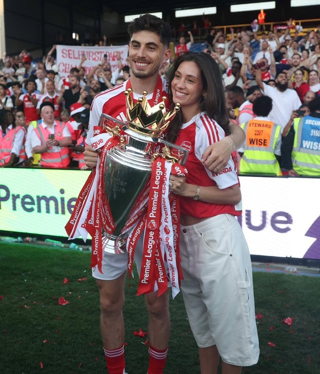 Kai Havertz dan Sophia dikabarkan mulai menjalin hubungan sejak 2018, saat Havertz masih memperkuat Bayer Leverkusen di kompetisi Bundesliga Jerman.Pasangan tersebut bertunangan pada Juli 2023, bertepatan dengan kepindahan Havertz dari Chelsea ke Arsenal. Setahun kemudian, tepatnya pada Juli 2024, keduanya resmi melangsungkan pernikahan. (Foto: Instagram/sophiaaemelia)