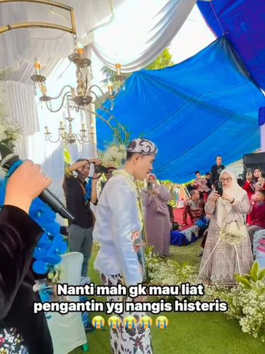 Suasana pernikahan mendadak jadi sorotan warganet di media sosial. Suasana pernikahan mendadak jadi sorotan warganet di media sosial.