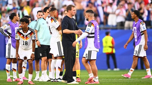 dpatop - 29 June 2026, USA, Foxborough: Soccer, Men, 2026 World Cup, National Team, Germany vs. Paraguay, Round of 32 at Boston Stadium; German national team coach Julian Nagelsmann (center, left) shakes hands with Deniz Undav (Germany) after the game. Germany loses in a penalty shootout. PLEASE NOTE: In accordance with FIFA regulations, these images may be used exclusively for editorial purposes. Commercial use is prohibited. Furthermore, no video-like sequences may be created, and no alterations may be made to the image, either in the foreground or the background. Photo: Tom Weller/dpa (Photo by Tom Weller/picture alliance via Getty Images)