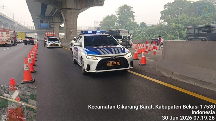 Tol Cikampek diberlakukan contraflow 5 kilometer untuk mengurai macet imbas perbaikan jalan, Selasa (30/6/2026).