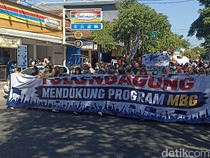 Ribuan Relawan SPPG Tulungagung Gelar Aksi Demo Minta MBG Dilanjutkan