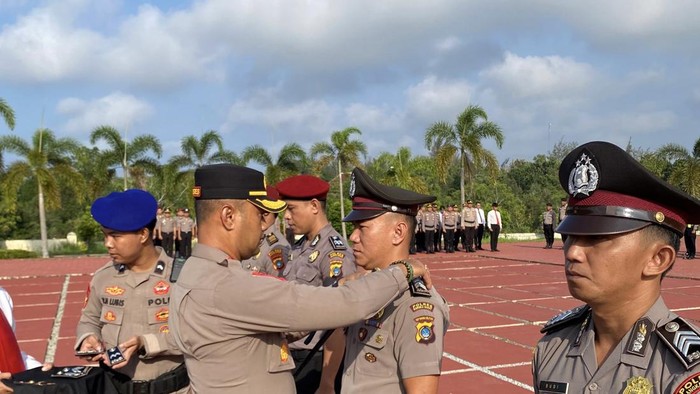 Upacara kenaikan pangkat dan pemberian penghargaan ke anggota Polres Bangka Barat.