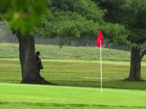 USA-TRUMP/ A U.S. Secret Service agent stands guard at a golf course at Hains Point as U.S. President Donald Trump's motorcade (not pictured) drives nearby, in Washington, D.C., U.S., June 28, 2026. REUTERS/Ken Cedeno