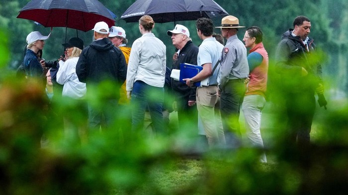 A U.S. Secret Service agent stands guard at a golf course at Hains Point as U.S. President Donald Trumps motorcade (not pictured) drives nearby, in Washington, D.C., U.S., June 28, 2026. REUTERS/Ken Cedeno