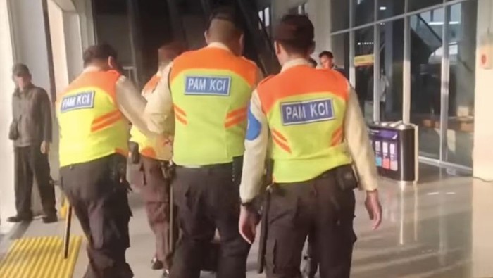 Video pria telanjang dada berteriak-teriak saat diamankan di Stasiun Duri viral di medsos. KCI memberikan penjelasan. (Dok. Istimewa/repro)