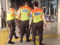 Video Heboh Pria Telanjang Dada Teriak-teriak Nama Tokoh di Stasiun Duri