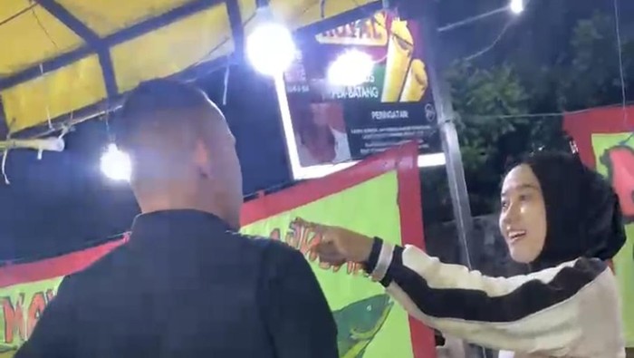 Viral wanita labrak suami dengan wanita lain di Bone.