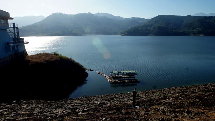 Suasana di sekitar Waduk Wonorejo, Tulungagung, Jawa Timur, Senin (29/6/2026). Perum Jasa Tirta I memastikan ketersediaan pasokan air baku dan irigasi bagi lebih dari 7.000 hektare lahan pertanian di Tulungagung dan sekitarnya tetap aman hingga akhir 2026 karena adanya pengaturan alokasi air waduk meskipun elevasi muka air Bendungan Wonorejo mulai turun menjadi 169,74 meter akibat musim kemarau. ANTARA FOTO/Destyan Sujarwoko/hma