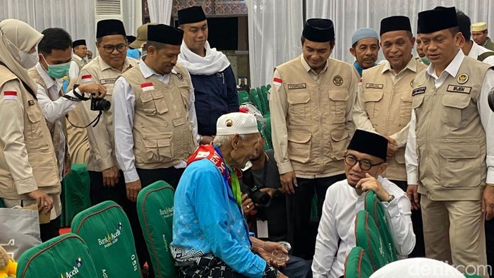 Wamenhaj Dahnil Anzar Simanjuntak melepas pemulangan jemaah haji Aceh Kloter BTJ-14 ke daerah masing-masing.