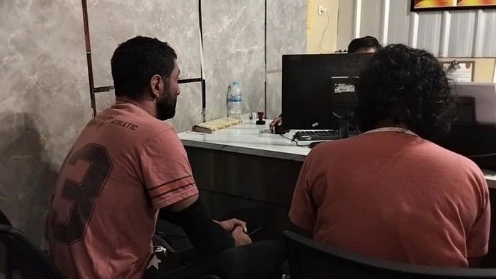 WNA asal Inggris ditemani istrinya membuat laporan ke polisi usai dianiaya setelah terlibat kecelakaan