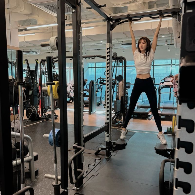 Yoon Eun Hye memamerkan otot perutnya saat olahraga.