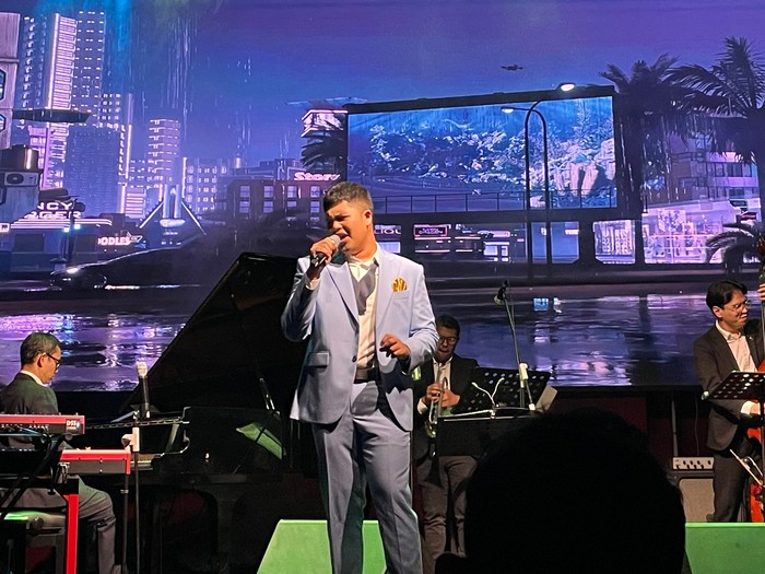 Penyanyi jazz muda Alonzo Brata memukau penonton sebagai opening act konser Indra Lesmana. Suara khasnya dan penampilan emosional mencuri perhatian.
