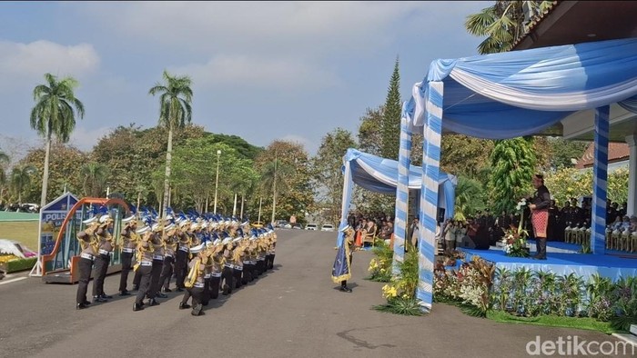 Atraksi polisi cilik saat upacara peringatan HUT Bhayangkara ke-80 yang digelar di Griya Agung, Palembang