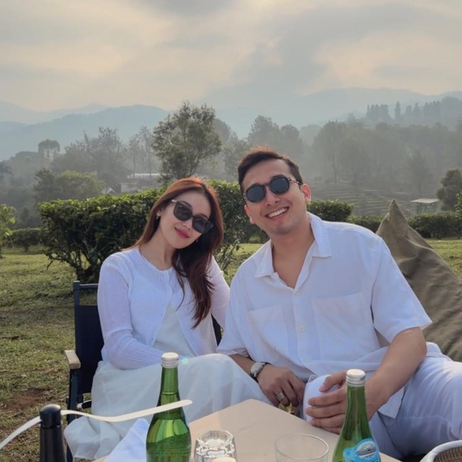 Kompak! Putih-putih Ayu Ting Ting dan Kevin Nikmati Alam