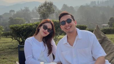 Kompak! Putih-putih Ayu Ting Ting dan Kevin Nikmati Alam