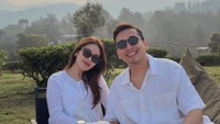 Kompak! Putih-putih Ayu Ting Ting dan Kevin Nikmati Alam