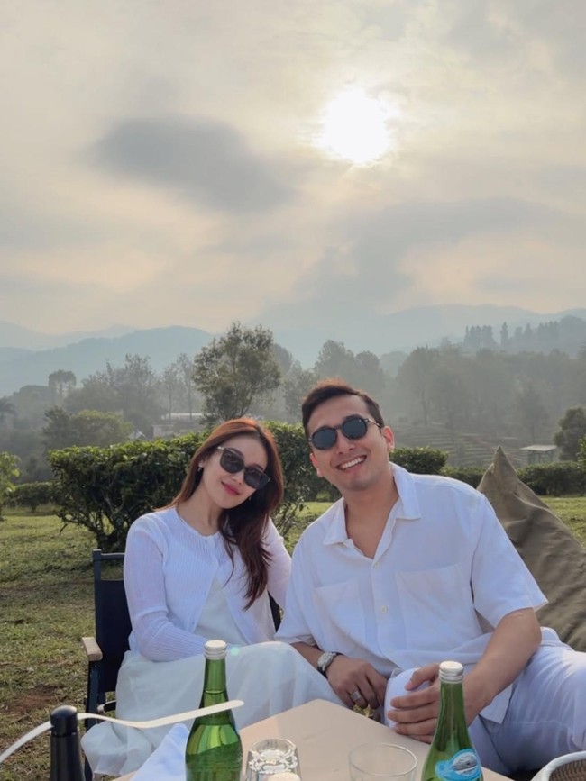 Kompak! Putih-putih Ayu Ting Ting dan Kevin Nikmati Alam