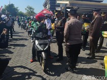HUT Bhayangkara, Polresta Sidoarjo Bagikan 3 Ton Beras untuk Ojol-Warga