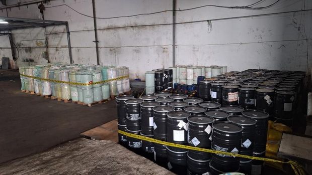 Bareskrim Polri membongkar kasus perdagangan ilegal sodium cyanide atau sianida dari China. Bareskrim Polri membongkar kasus perdagangan ilegal sodium cyanide atau sianida dari China.
