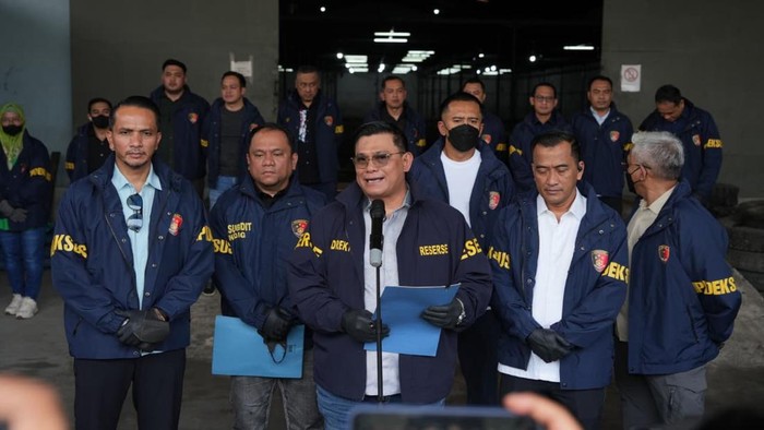 Bareskrim Polri membongkar kasus perdagangan ilegal sodium cyanide atau sianida dari China.