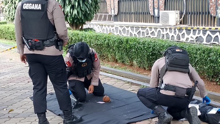 Benda diduga mortir ditemukan di salah satu anjungan TMII, Jakarta Timur. Benda itu kini telah dievakuasi oleh tim Gegana Polda Metro Jaya (dok.istimewa)