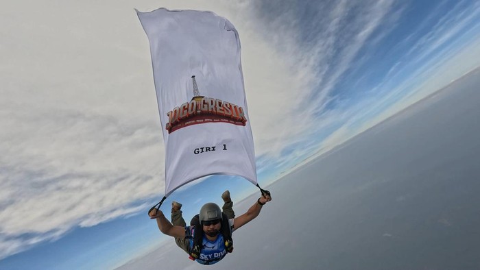 Bendera Jogo Gresik berkibar di langit saat HUT Bhayangkara