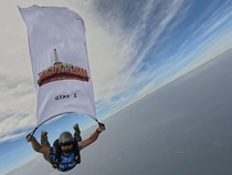 Bendera Jogo Gresik Berkibar di Langit Saat Perayaan HUT Bhayangkara