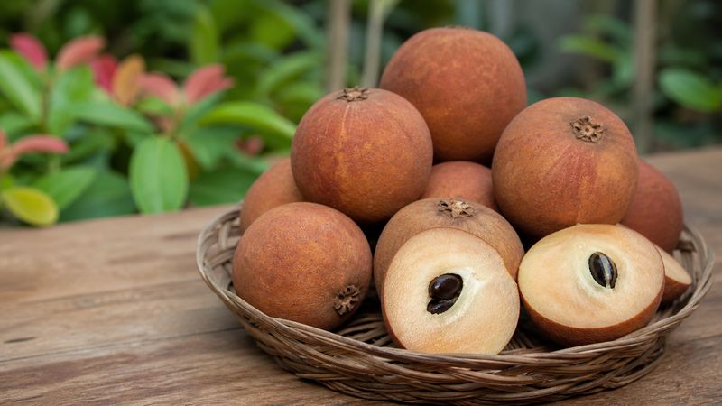 5 Buah Endemik Indonesia yang Tak Ditemukan di Negara Lain, Pernah Coba?