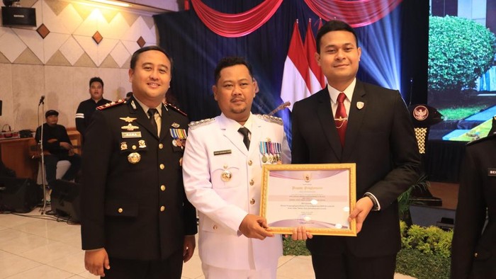 Bupati Gresik Fandi Akhmad Yani dan Kapolres Gresik AKBP Ramadhan Nasution memberikan penghargaan kepada Kanit Tipiter