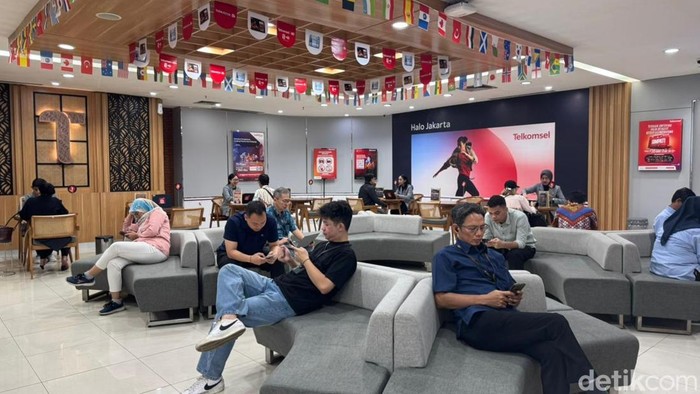 Aturan soal registrasi SIM card harus memindai wajah penggunanya resmi diberlakukan hari ini. Lantas bagaimana pelaksanaannya di lapangan?