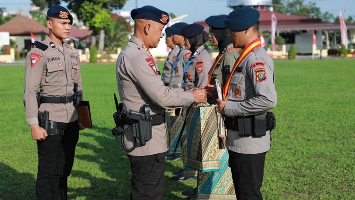 Dansat Brimob Polda Sumut Kombes Rantau Isnur Eka saat memimpin Apel Penyambutan Personel Pendidikan Pengembangan Spesialisasi (Dikbangspes) . (Foto: dok Brimob Polda Sumut)