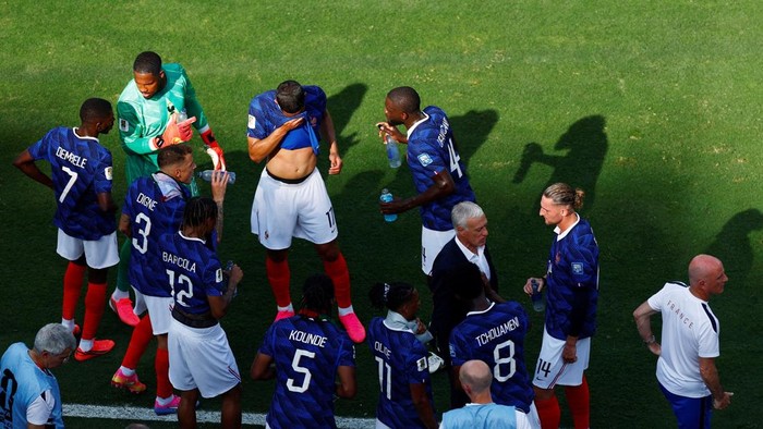 Soccer Football - FIFA World Cup 2026 - Round of 32 - France v Sweden - New York New Jersey Stadium, East Rutherford, New Jersey, U.S. - June 30, 2026 France coach Didier Deschamps speaks to his players during the first half hydration break REUTERS/J