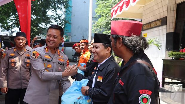 Dirsber Polda Metro Jaya Kombes Raden Bagoes Wibisono membagikan sembako kepada warga Bekasi di Hari Bhayangkara ke-80