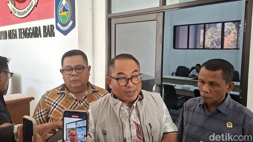 Wakil Ketua Komisi IV DPRD NTB, Sudirsah Sujanto (tengah) ditemui di Gedung Sekretariat DPRD NTB, Rabu (1/7/2026).