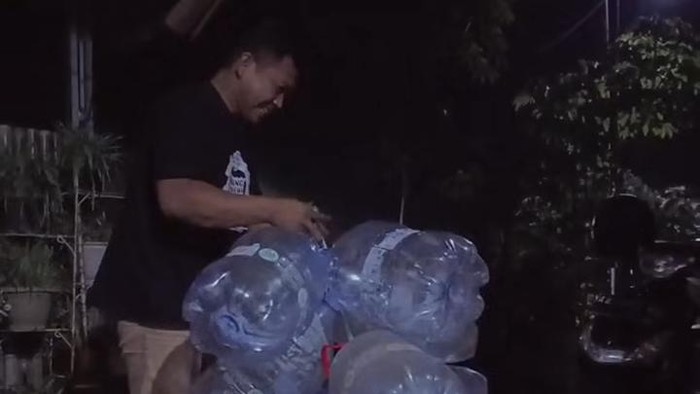 Dukuh Ngelorejo, Gunungkidul, Susanto saat mencari galon untuk media tanam padi.