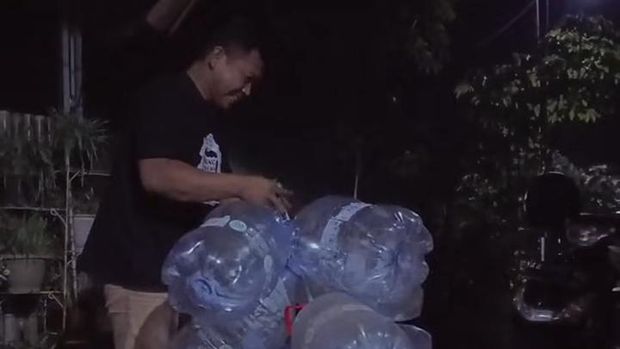 Dukuh Ngelorejo, Gunungkidul, Susanto saat mencari galon untuk media tanam padi. Dukuh Ngelorejo, Gunungkidul, Susanto saat mencari galon untuk media tanam padi.