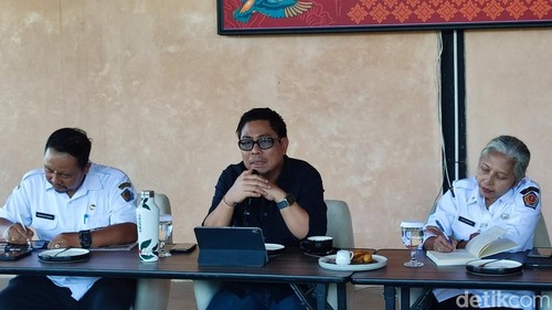 Kabid Pengembangan Ekonomi Kreatif AA Ngurah Mahendra bersama Wakil Wali Kota Denpasar I Kadek Agus Arya Wibawa, Rabu (1/7/2026). (Ahmad Firizqi Irwan/detikBali).