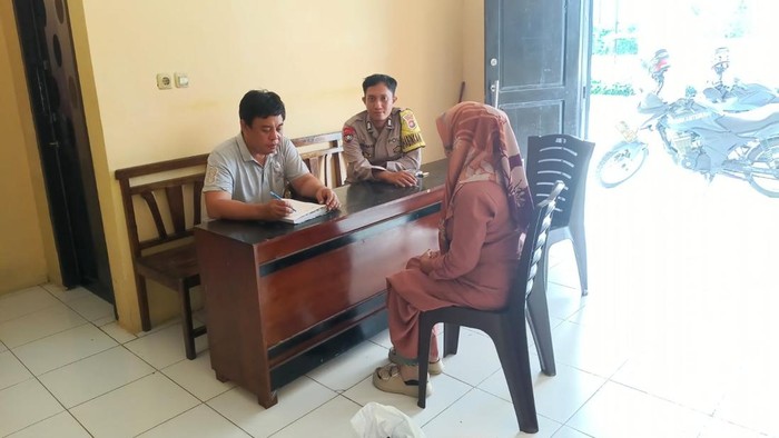 Emak-emak pencuri beras saat diperiksa polisi di Polman.