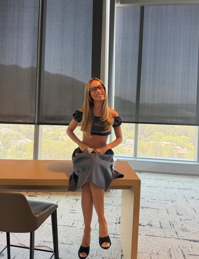 Ester dan Mbappe kembali menunjukkan kedekatan di unggahan Instagram terbaru aktris kelahiran 26 Januari 2000 itu. Mbappe memberikan emoticon hati pada deretan foto Ester yang tengah berada di Los Angeles.  Foto: Dok. Instagram Ester Exposito