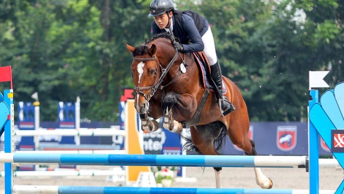Rider muda Indonesia Teuku Rifat Renanda Harsya, mencuat di ajang berkuda AEF/MANTENA Cup Jakarta. Dia meraih tiga gelar dalam tempo dua hari.