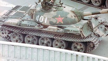 Pasangan di bawah tank saat demonstrasi Tiananmen. Sepasang kekasih berlindung di bawah jembatan ketika tank melintas saat ketegangan di Beijing, China, tahun 1989. Foto ini menjadi simbol kehidupan biasa di tengah krisis politik. Foto: Boredpanda