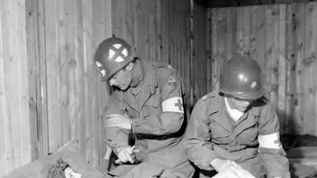 Petugas medis dari Divisi Lapis Baja ke-6 Amerika Serikat memberikan pertolongan kepada seorang tahanan perempuan setelah pembebasan sebuah kamp konsentrasi dekat Penig, Jerman, pada April 1945. Foto ini memperlihatkan kondisi memprihatinkan para tahanan yang selamat menjelang berakhirnya Perang Dunia II. Foto: Boredpanda