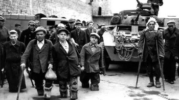Penyandang disabilitas dibebaskan dari kamp Nazi. Para penyandang disabilitas dan tahanan yang selamat berjalan keluar setelah pembebasan kamp konsentrasi Nazi pada akhir Perang Dunia II. Foto: Boredpanda