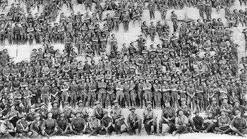 Tentara Australia Berpose di Piramida Giza, 1915. Para prajurit Batalion ke-11 Australian Imperial Force berpose di Piramida Agung Giza, Mesir, pada 10 Januari 1915. Foto ini diambil beberapa bulan sebelum mereka ikut dalam pendaratan Gallipoli pada Perang Dunia I. Foto: Boredpanda