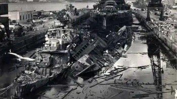 Kapal perang USS Arizona setelah Pearl Harbor Kondisi kapal perang USS Arizona di Pearl Harbor setelah serangan Jepang pada 7 Desember 1941. Serangan tersebut mendorong Amerika Serikat masuk ke Perang Dunia II. Foto: Boredpanda